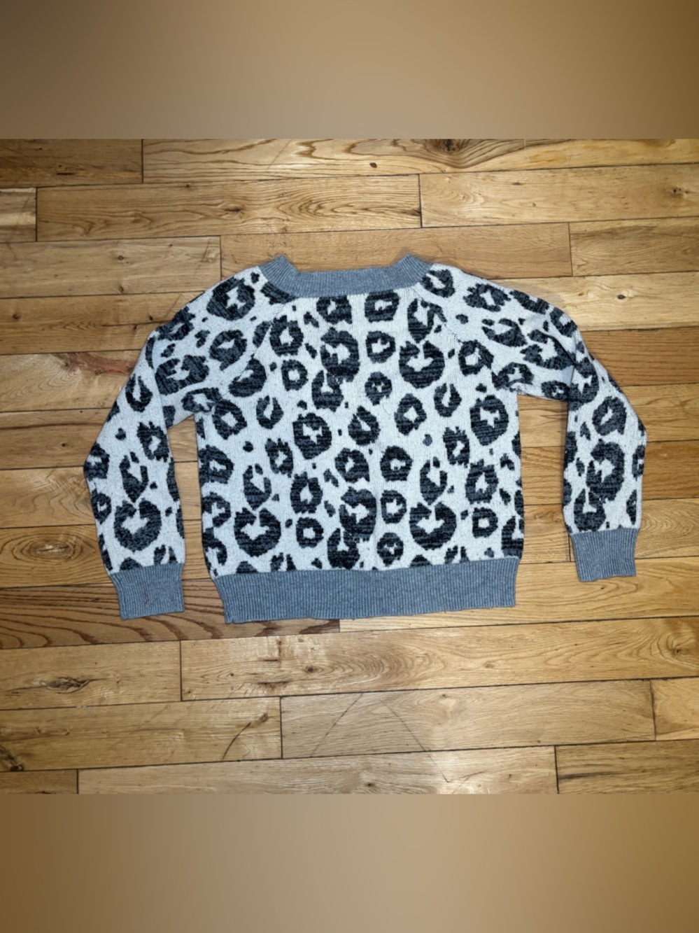 Gap Leopard Print Fuzzy Sweater Gray & Cream Cozy Knit Pullover - Picture 4 of 6